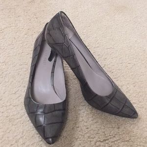 Chic alligator print leather pumps